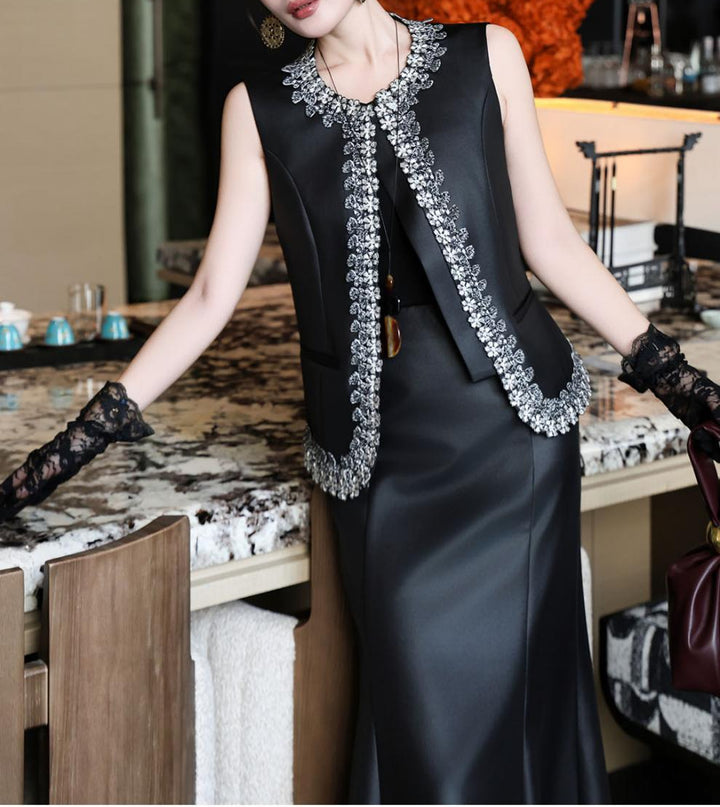 فستان بدون أكمام مُفصّل مع صدرية مُزخرفة مفتوحة من الأمام – داريا