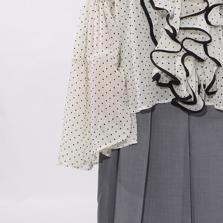 بلوزة شفافة مكشكشة بنقاط البولكا مع حواف متباينة – إيلارا