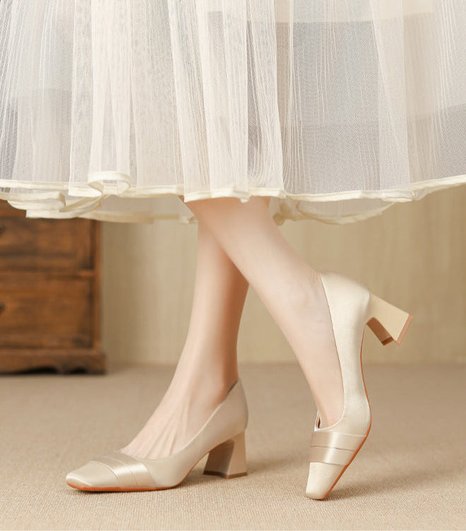 حذاء بكعب عريض مع شريط من الساتان – أريازلي