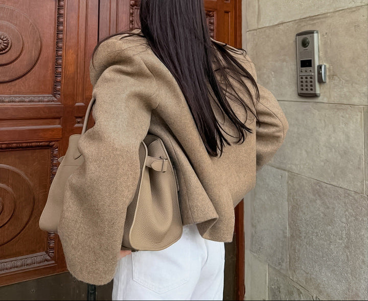 بدلة مصممة خصيصًا بأزرار ذهبية – مارون