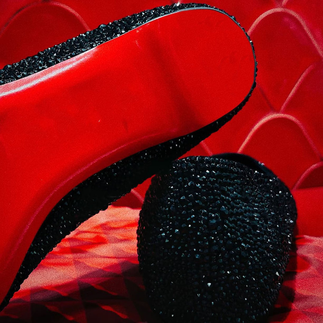 حذاء مسطح مدبب مزين بالكريستال – أريازفو