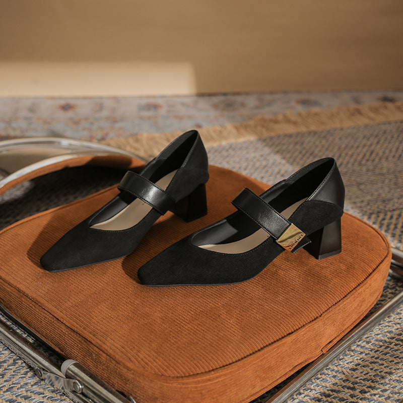 block heel pumps with suede finish and strap detail – AMARAQLU