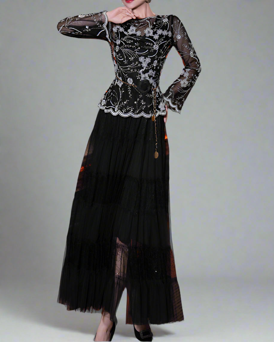 Kurzärmeliges Midikleid mit 3D-Blumenapplikationen - BLOOMIQ 