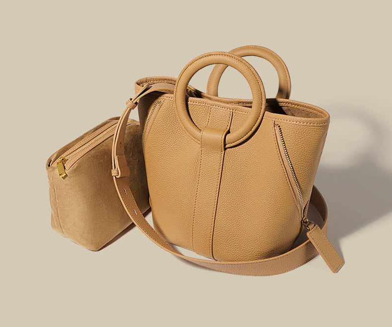 编织藤条手提包，配有双层皮革手柄 – LÉONIE 