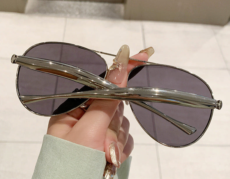 双层纹理圈式耳环，带有雕刻细节 – Akoma 