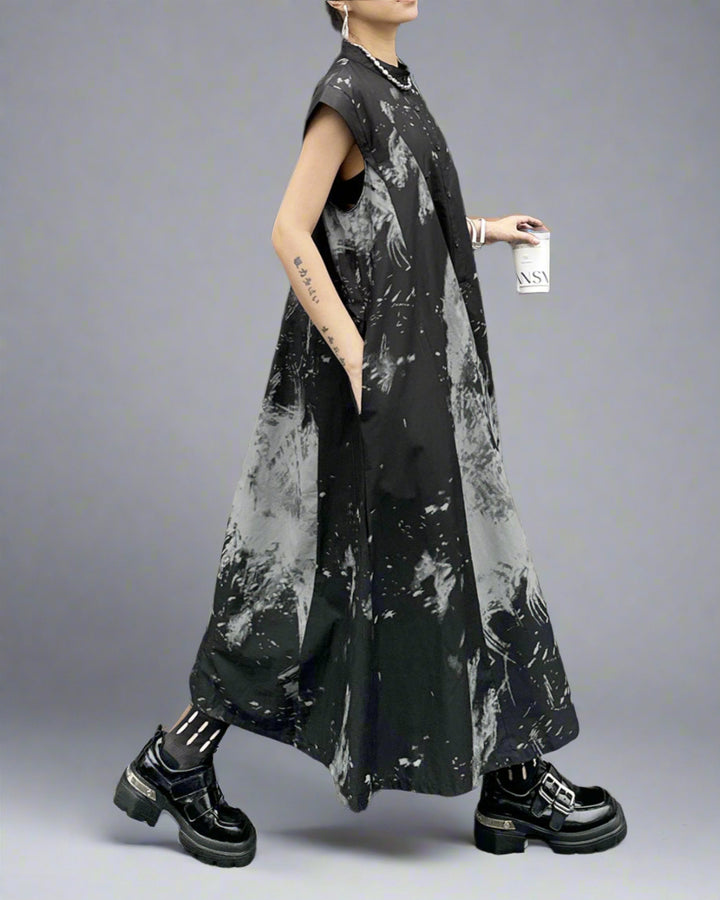sleeveless flared dress with abstract monochrome print - ARYASU