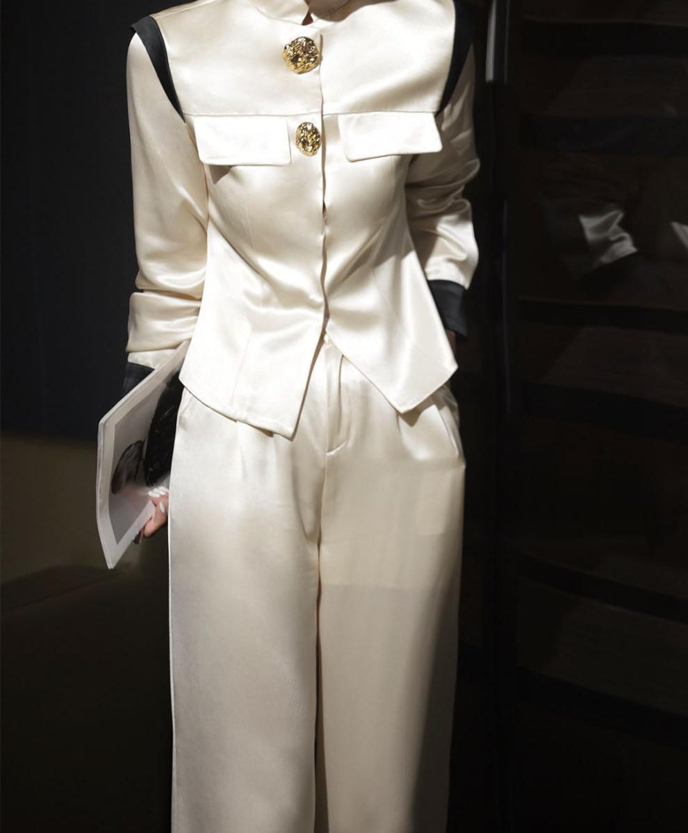 بدلة مصممة من الساتان بأكتاف منظمة – أوريليا