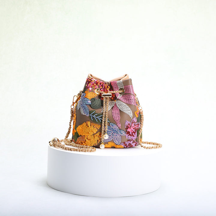 حقيبة دلو مزينة بالترتر الزهري مع حزام سلسلة – أميليير