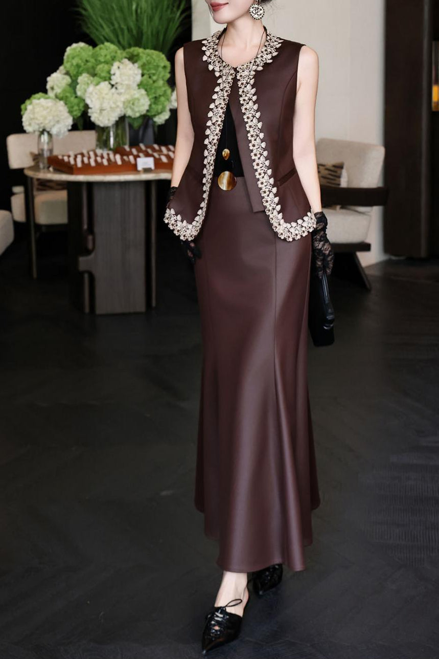 فستان بدون أكمام مُفصّل مع صدرية مُزخرفة مفتوحة من الأمام – داريا