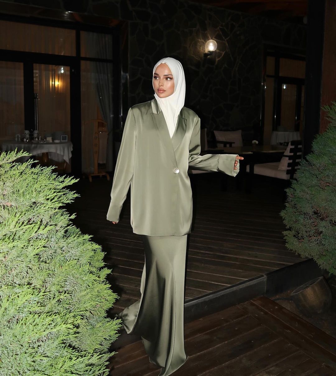 طقم بليزر ساتان وبنطال واسع الساقين – أوليفيا