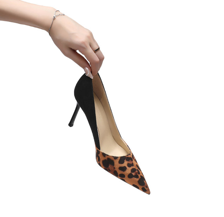 حذاء بكعب مدبب بطبعة جلد النمر وجلد سويدي أسود متباين - سولادو