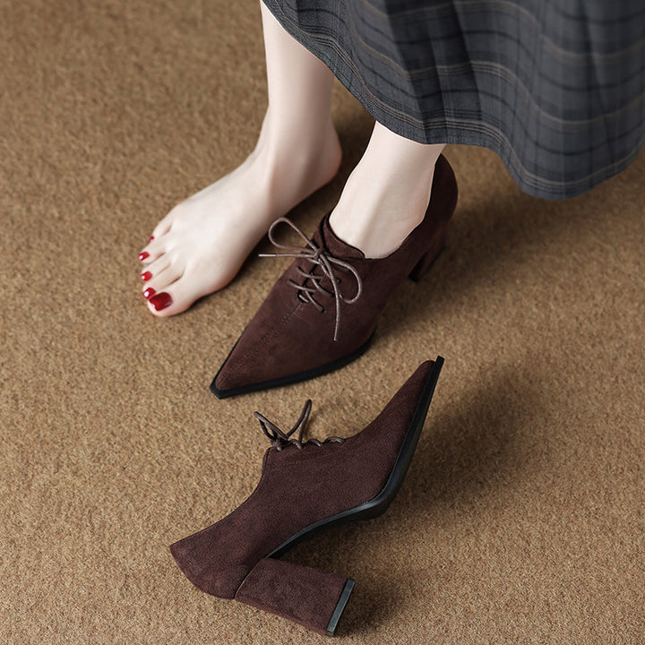 حذاء بكعب عريض برباط وتشطيب من جلد السويد - نويرفا