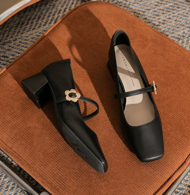 حذاء بكعب عريض مع حزام بإبزيم مزهر – كاميلروي