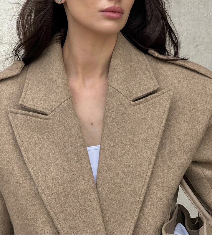 بدلة مصممة خصيصًا بأزرار ذهبية – مارون