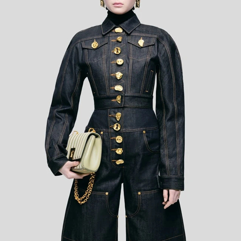 بدلة مصممة خصيصًا بأزرار ذهبية – مارون