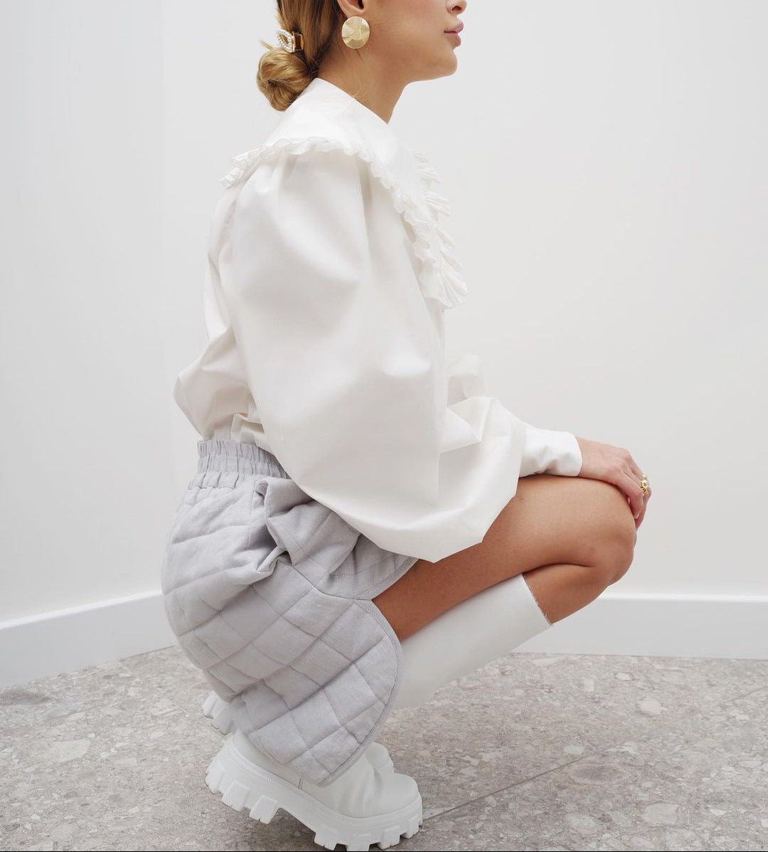 puff-sleeve blouse with oversized ruffled collar – ELARA