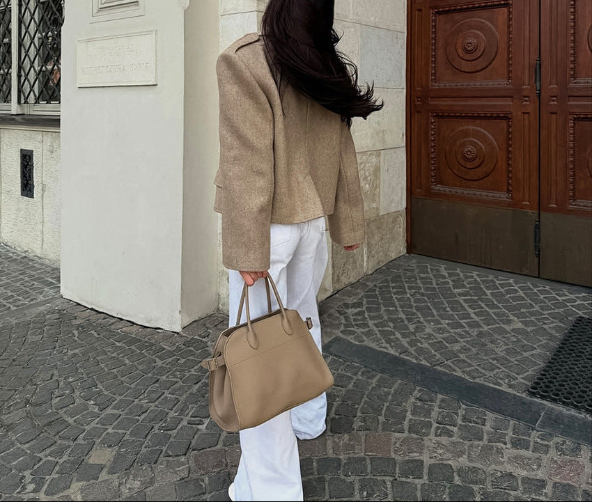 بدلة مصممة خصيصًا بأزرار ذهبية – مارون