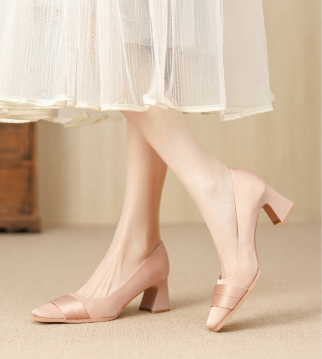 حذاء بكعب عريض مع شريط من الساتان – أريازلي