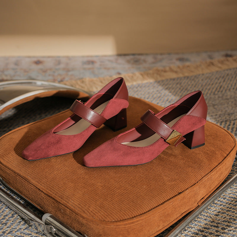 block heel pumps with suede finish and strap detail – AMARAQLU
