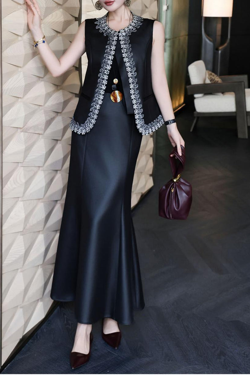 فستان بدون أكمام مُفصّل مع صدرية مُزخرفة مفتوحة من الأمام – داريا