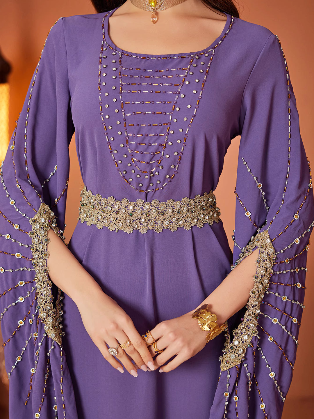 فستان بأكمام واسعة مزخرفة وحزام من الخرز - أميريكسا