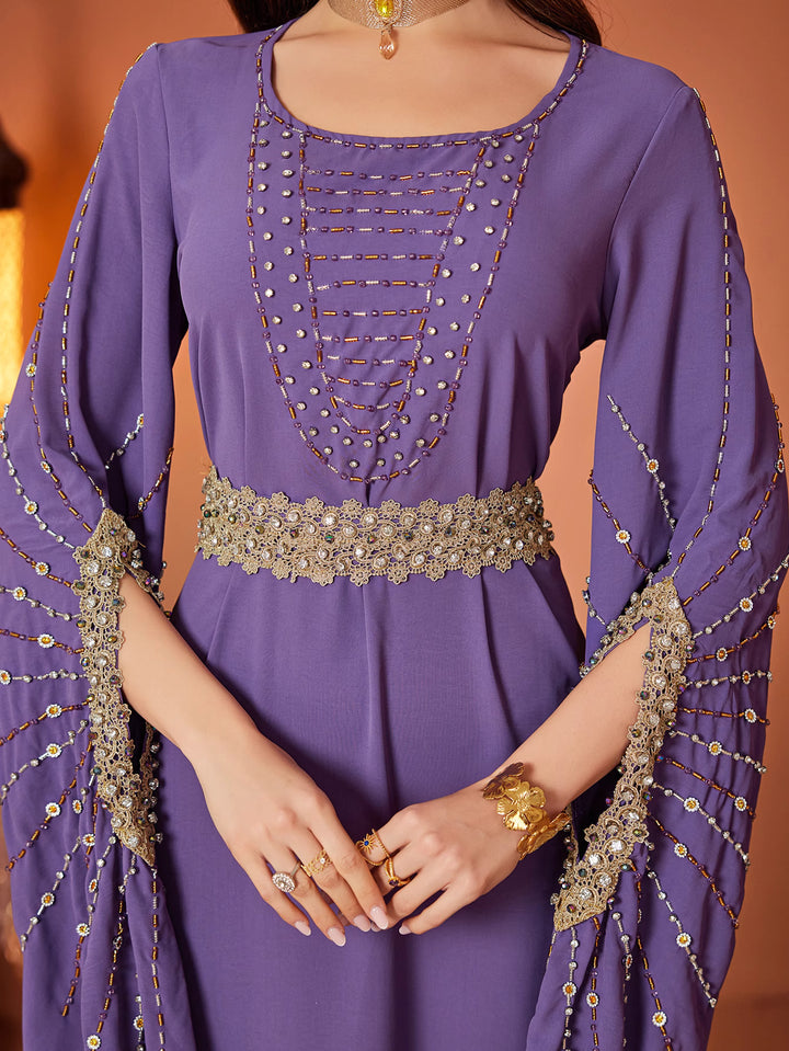 فستان بأكمام واسعة مزخرفة وحزام من الخرز - أميريكسا