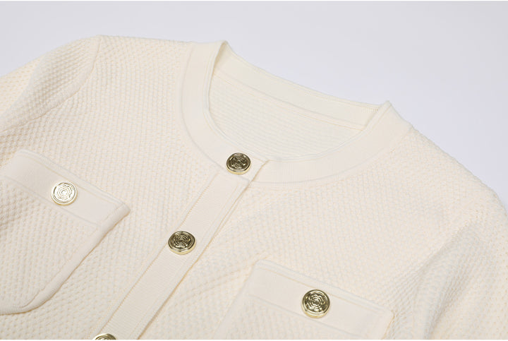 فستان محبوك بأكمام طويلة وأزرار أمامية – إلارا