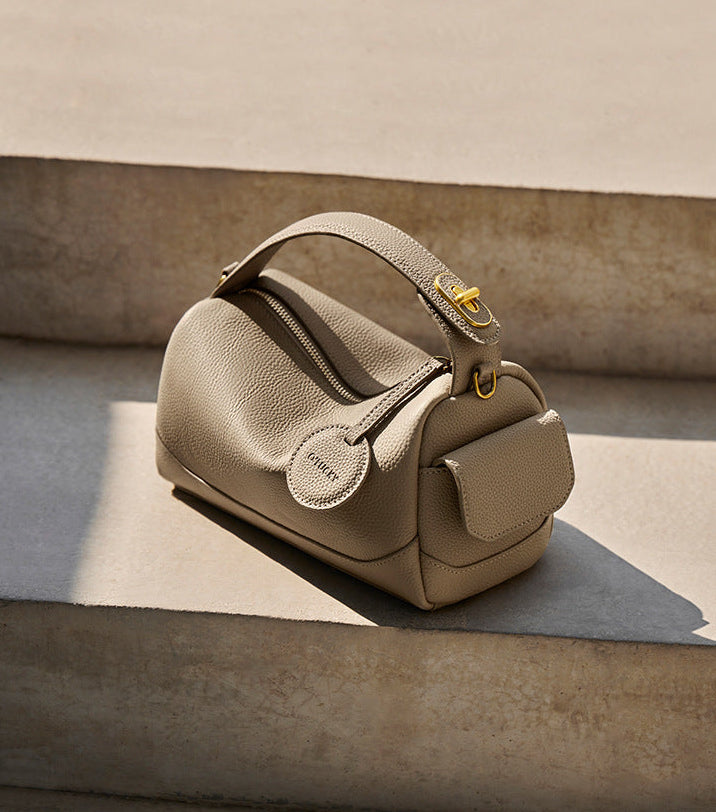 curved leather shoulder bag with gold buckle – SIRILA