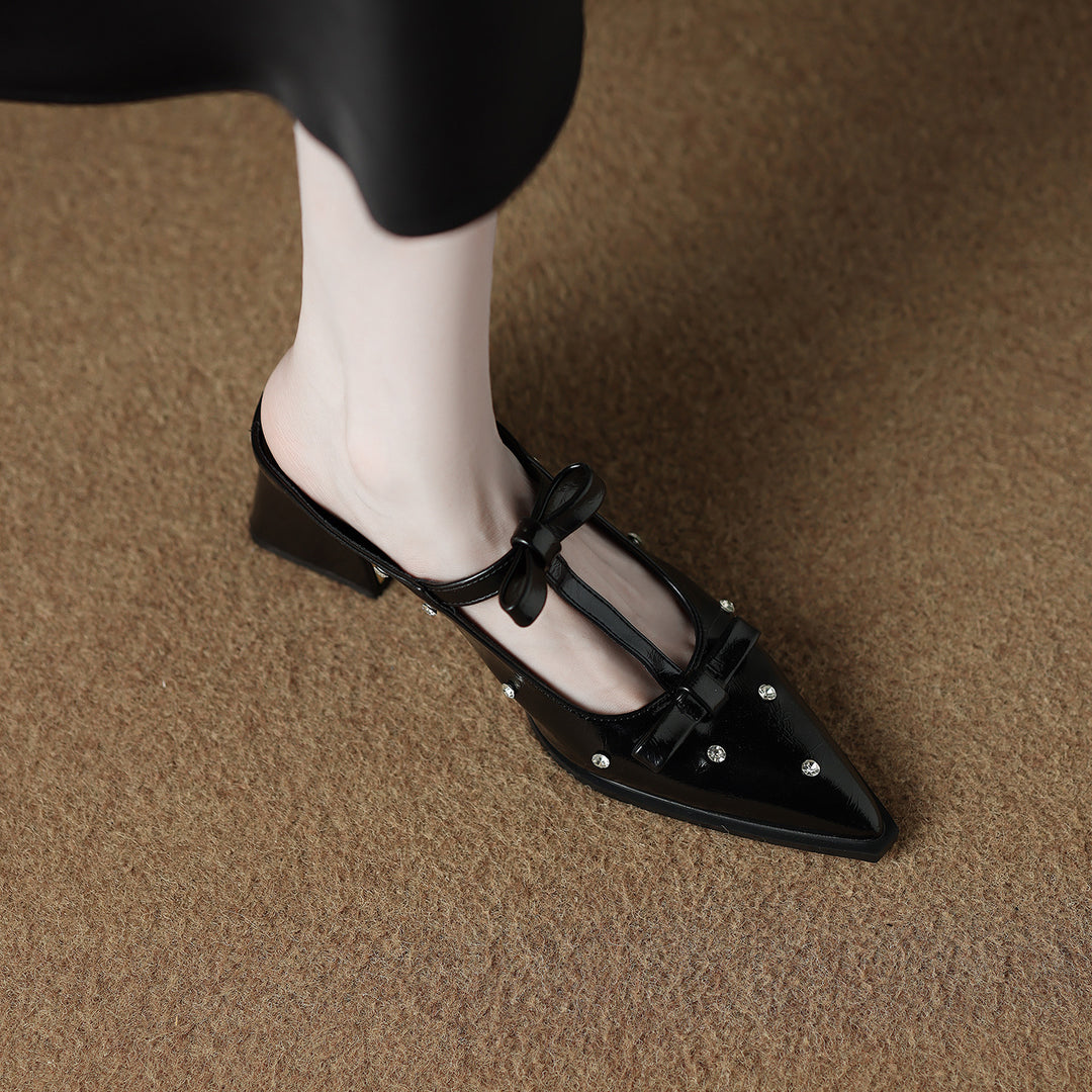 حذاء ميول مدبب بحزام فيونكة مرصع بالمسامير – نوراوتي