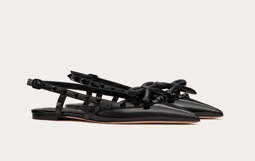 حذاء مسطح مدبب بتفاصيل قوس مرصعة بالمسامير - فيرازيا