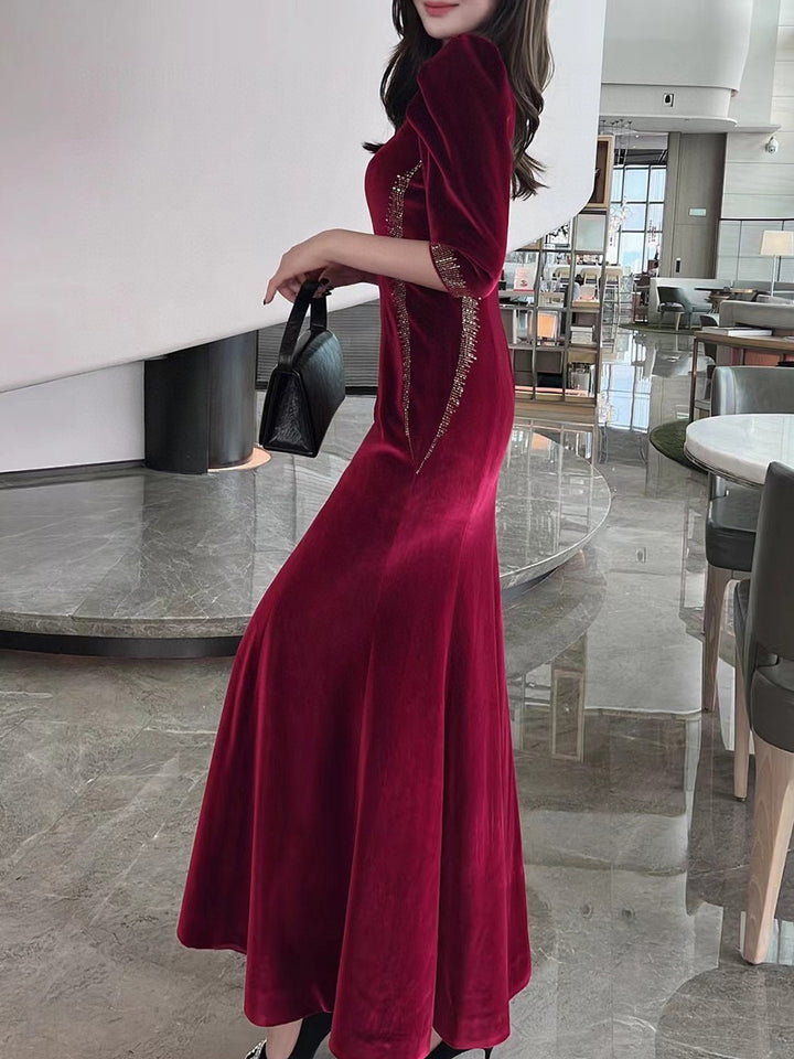 velvet evening gown with embellished contour – NOIRÉ