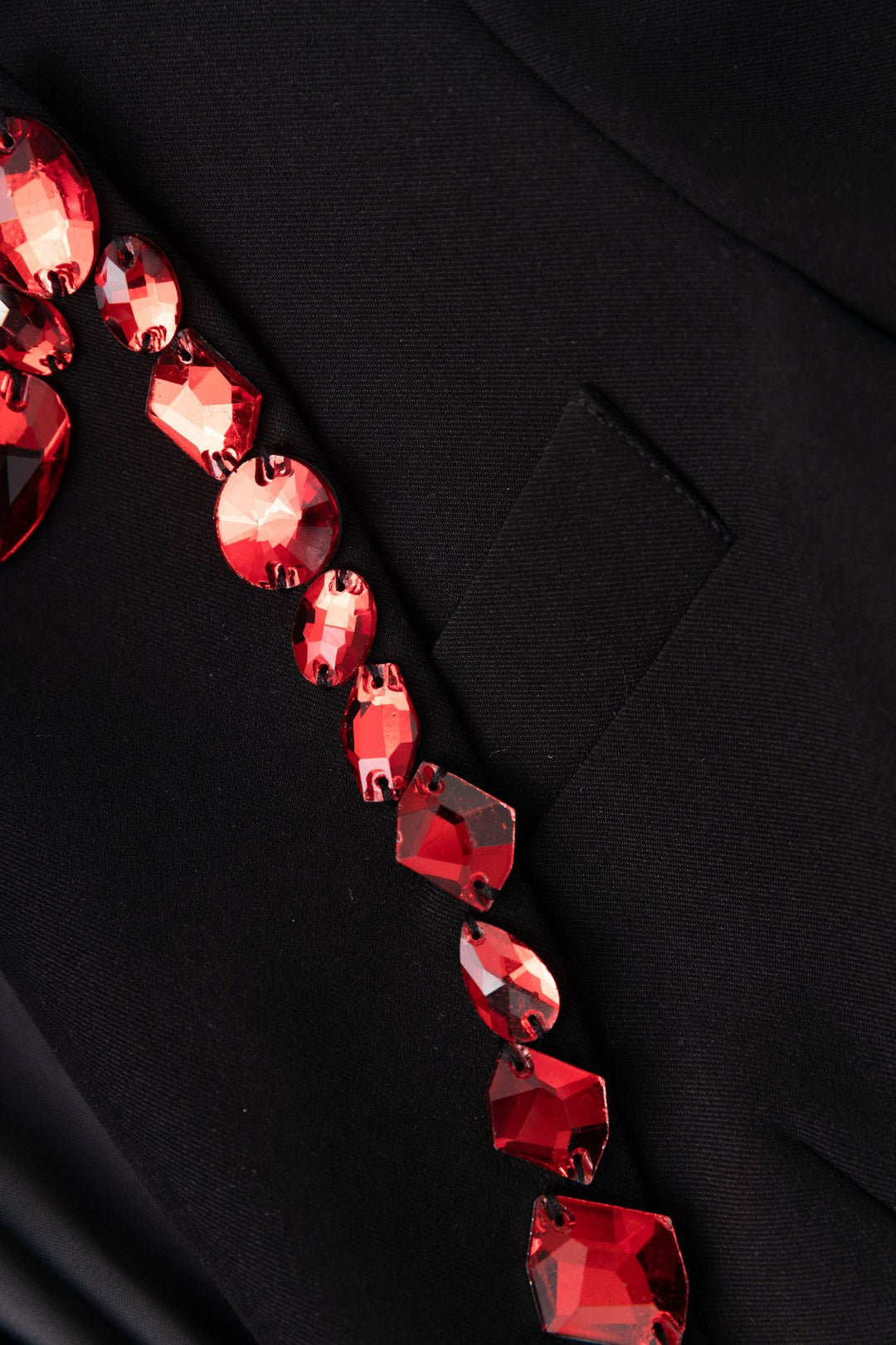 بليزر مصمم خصيصًا ومزين بكريستالات حمراء - سكارليت