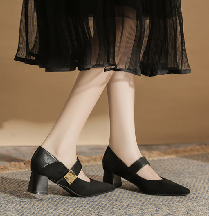 block heel pumps with suede finish and strap detail – AMARAQLU