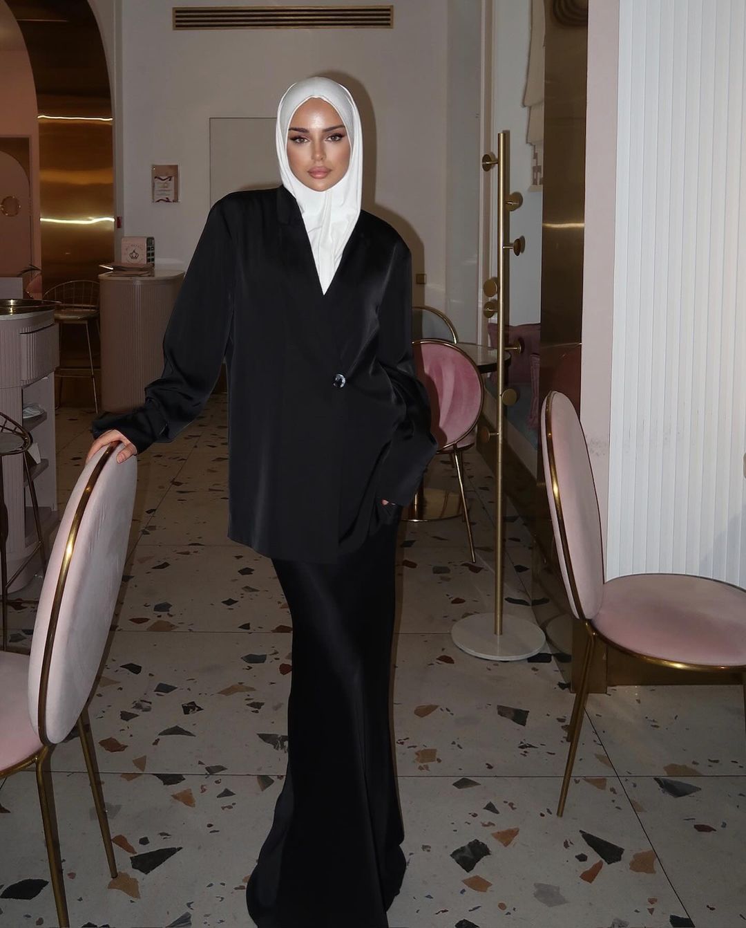 طقم بليزر ساتان وبنطال واسع الساقين – أوليفيا