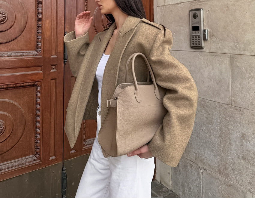 بدلة مصممة خصيصًا بأزرار ذهبية – مارون