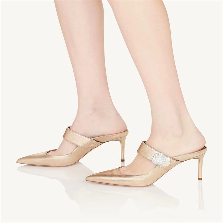 حذاء بكعب عالٍ مدبب من الأمام مع حزام بإبزيم من الكريستال – نوفاسدار