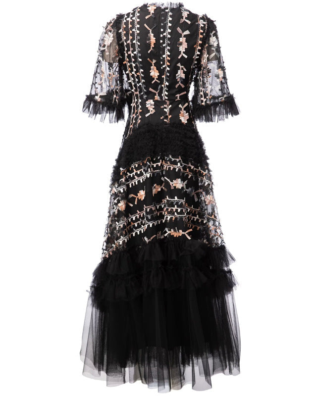 Kurzärmeliges Midikleid mit 3D-Blumenapplikationen - BLOOMIQ 