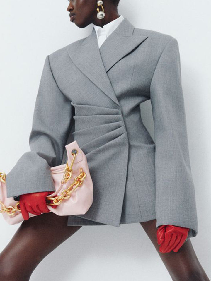 بليزر مصمم بقصة أنيقة مع جزء أمامي غير متماثل - نوفا