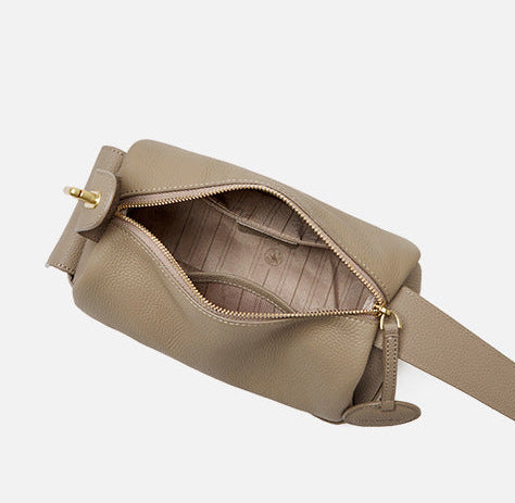 curved leather shoulder bag with gold buckle – SIRILA