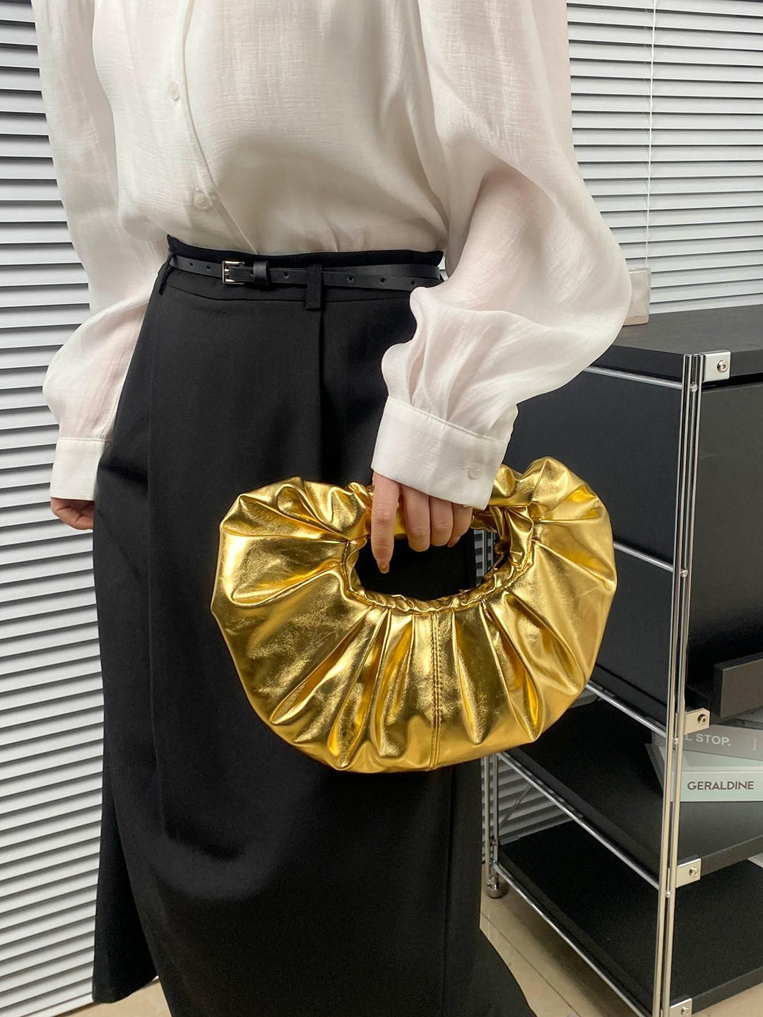 حقيبة بمقبض معدني مكشكش بتصميم دائري – نوفانفي