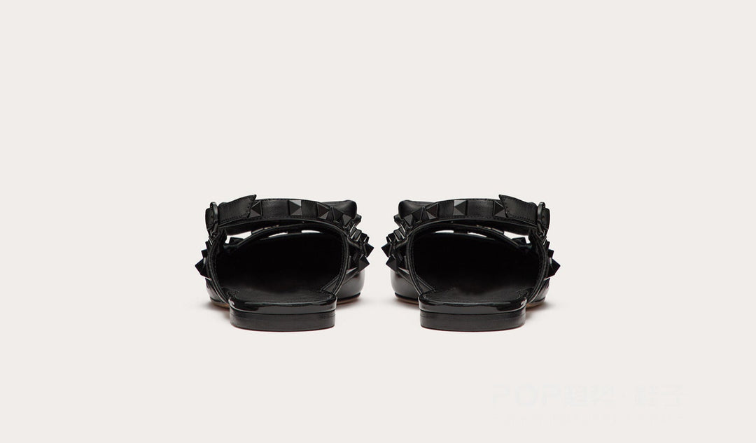 حذاء مسطح مدبب بتفاصيل قوس مرصعة بالمسامير - فيرازيا