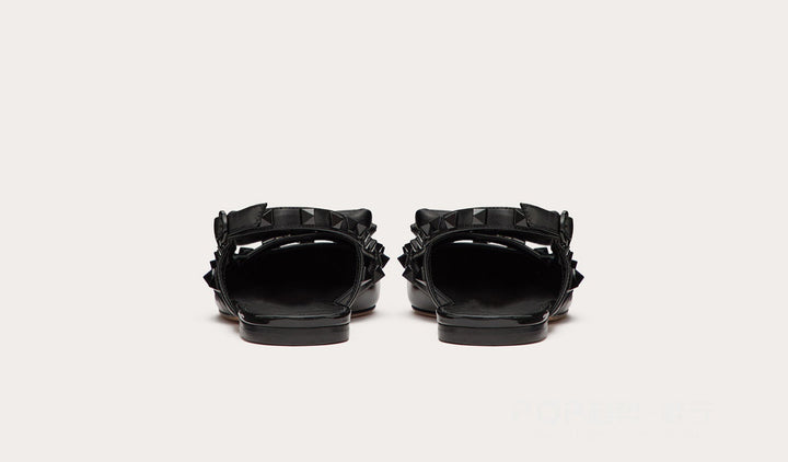 حذاء مسطح مدبب بتفاصيل قوس مرصعة بالمسامير - فيرازيا