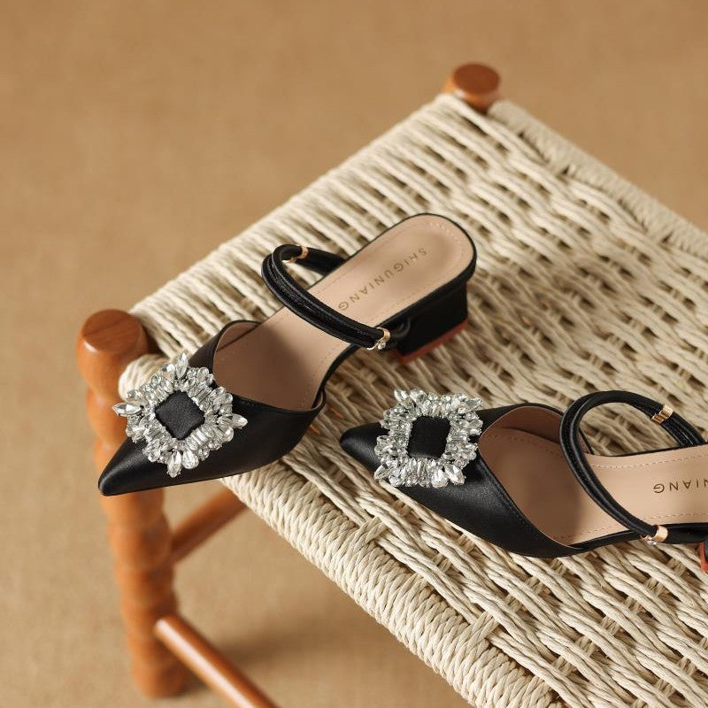 حذاء ميول ساتان بمقدمة مدببة وإبزيم كريستالي - أوروراكي