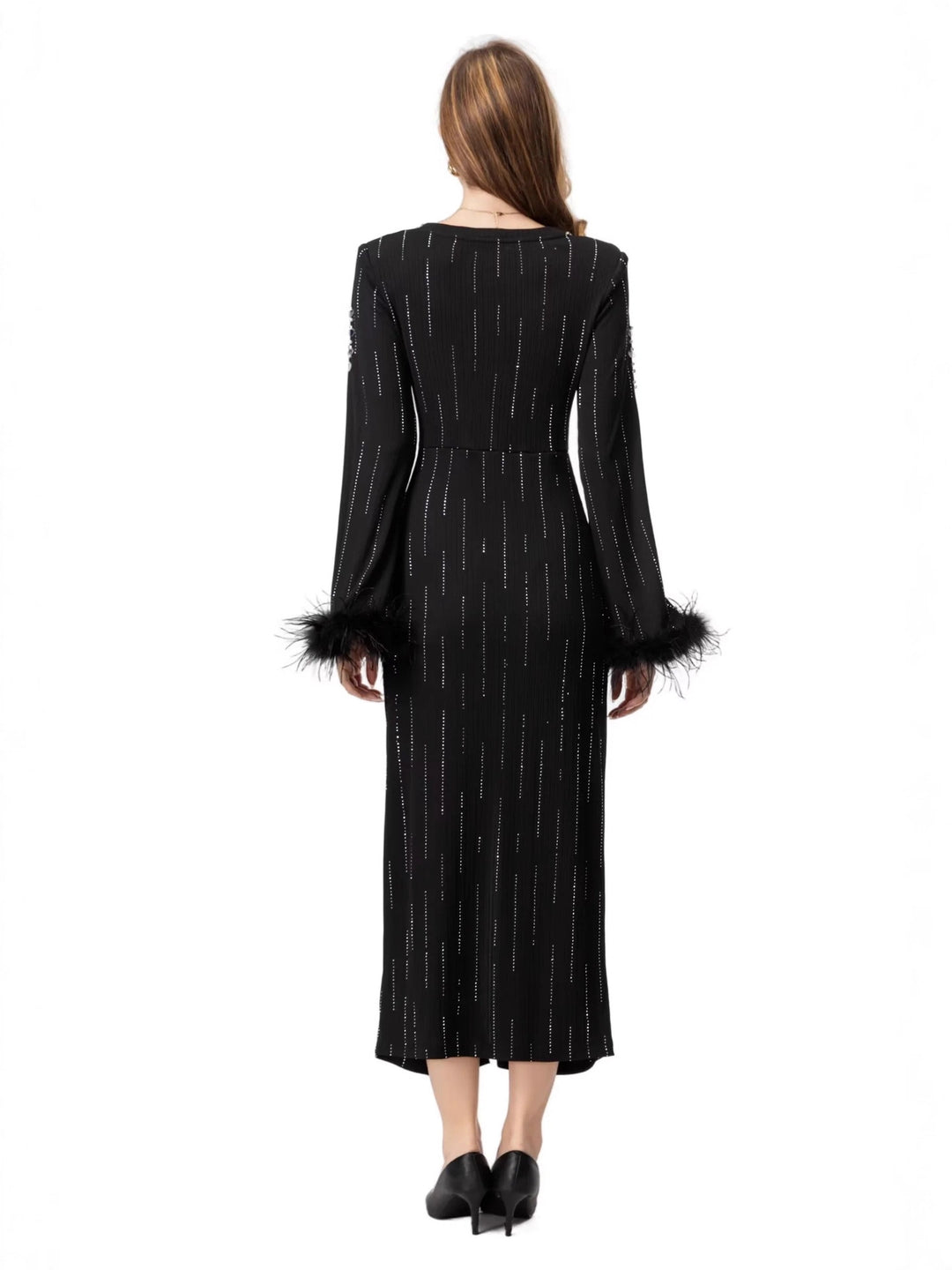 فستان مزخرف بفتحة وأكمام مزينة بالريش – فيفيانا