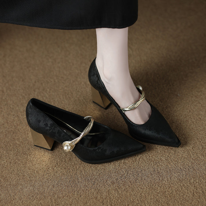 حذاء بكعب عريض برباط وتشطيب من جلد السويد - نويرفا