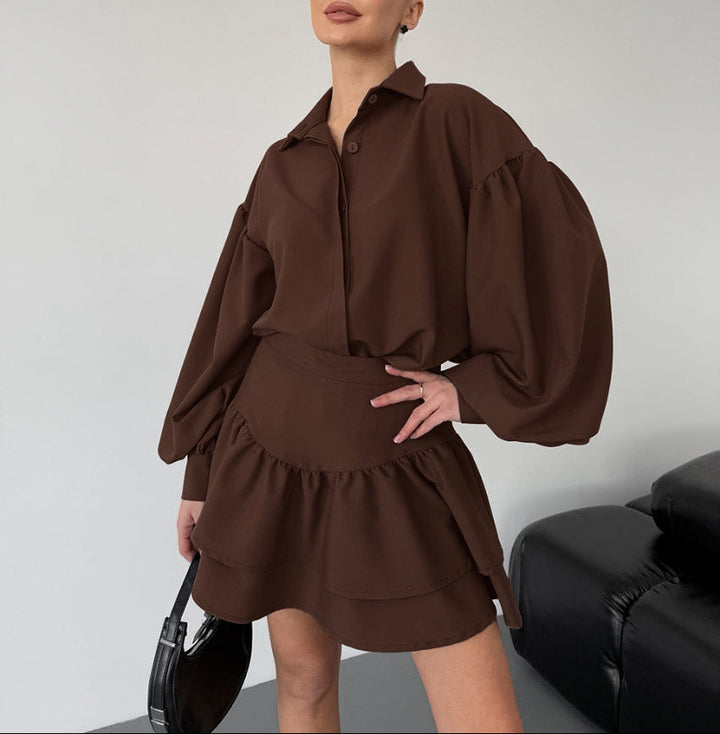 طقم بلوزة بأكمام منفوخة وتنورة قصيرة مكشكشة – كاكاو