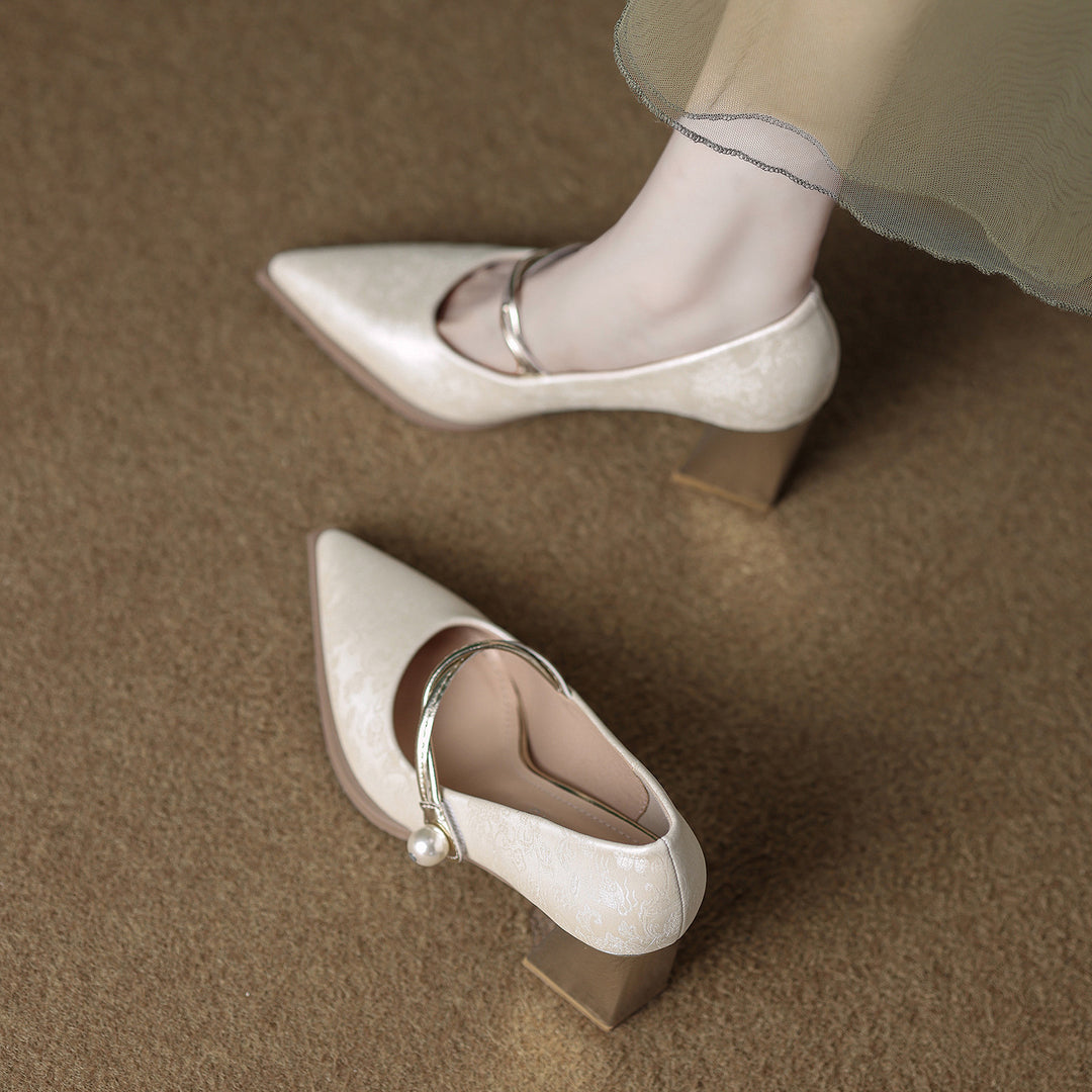 حذاء بكعب عريض برباط وتشطيب من جلد السويد - نويرفا