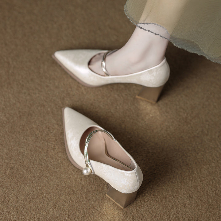 حذاء بكعب عريض برباط وتشطيب من جلد السويد - نويرفا