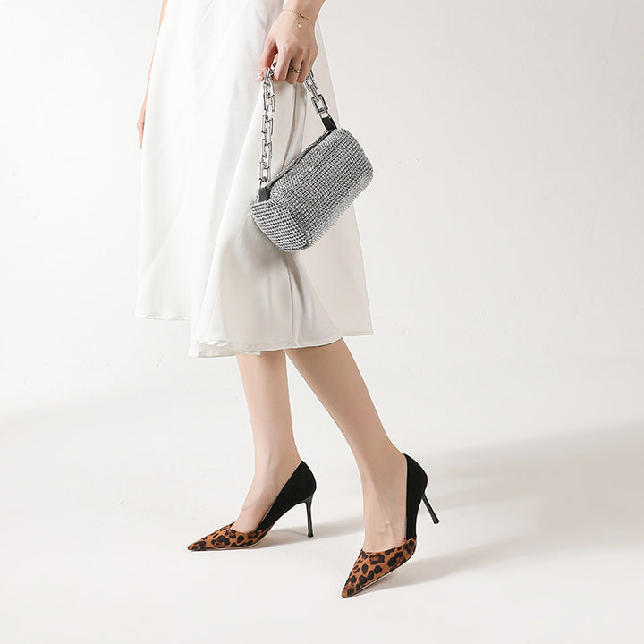 حذاء بكعب مدبب بطبعة جلد النمر وجلد سويدي أسود متباين - سولادو