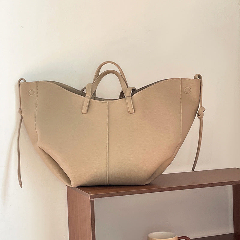 بلوزة مخملية بأكمام طويلة وياقة مزينة – تامر